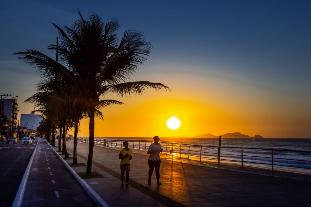 Nascer do sol na Praia dos Cavaleiros em Macaé