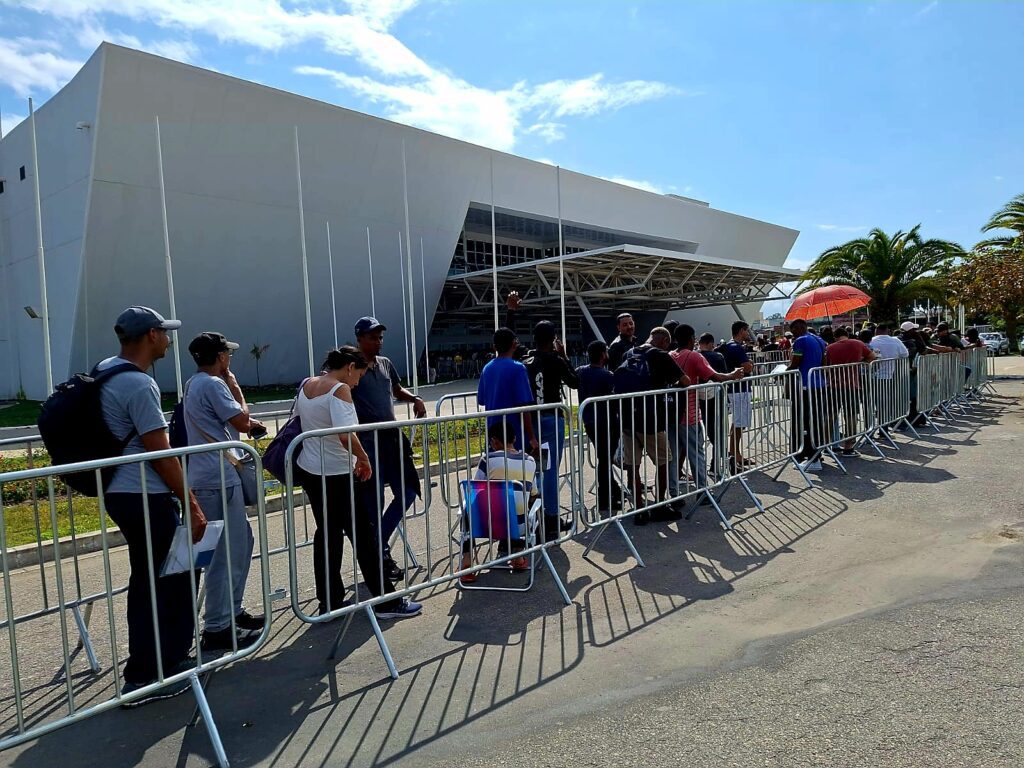 Fila de candidatos na entrada do Centro de Convenções de Macaé, para o curso gratuito de T-HUET, com certificação internacional OPITO.