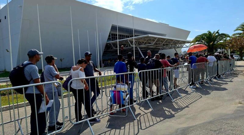 Fila de candidatos na entrada do Centro de Convenções de Macaé, para o curso gratuito de T-HUET, com certificação internacional OPITO.