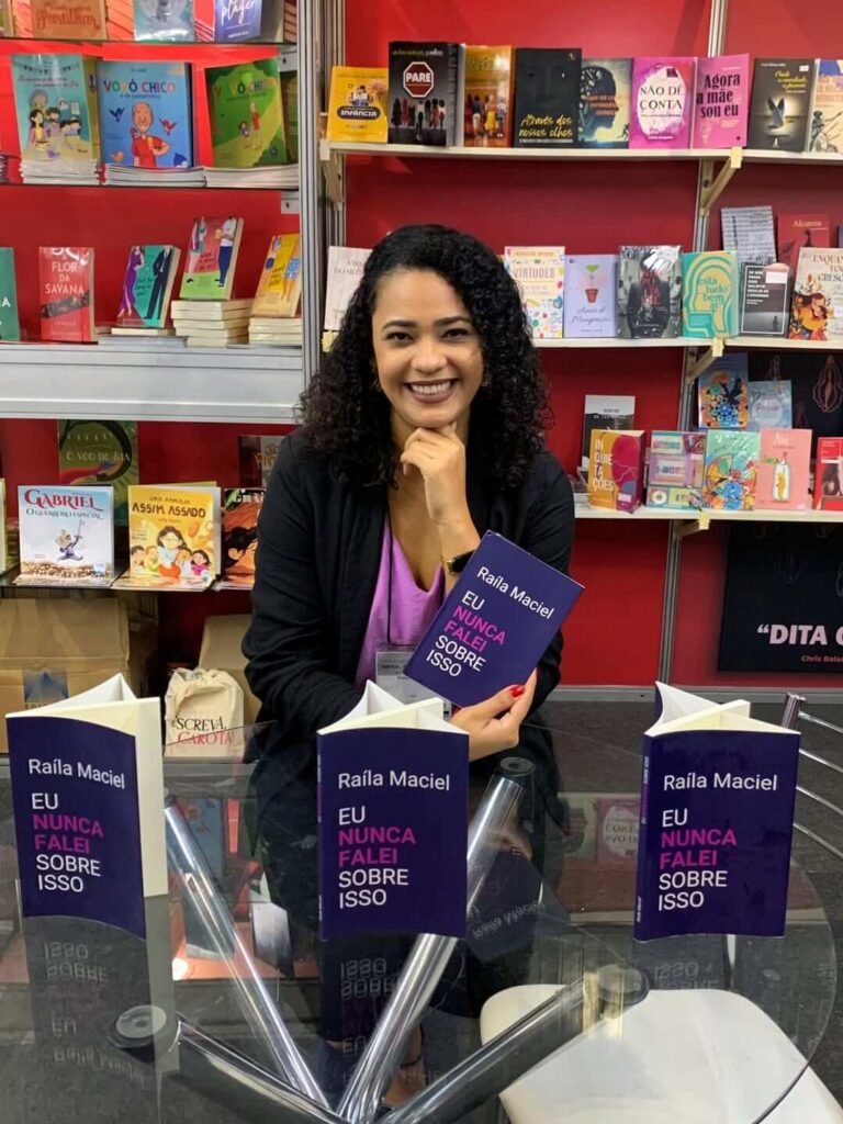 A escritora macaense Raíla Maciel lança seu livro “Eu nunca falei sobre isso” na Bienal do Livro 2025, no Rio de Janeiro.
