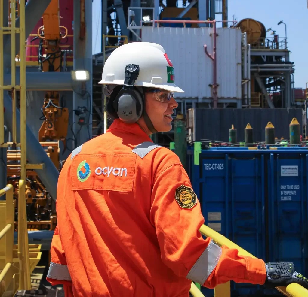 Profissional offshore em plataforma de petróleo - Ocyan abre nova vaga offshore para atuação embarcada em Macaé. Foto: Divulgação Profissional offshore em plataforma de petróleo - Ocyan abre nova vaga offshore para atuação embarcada em Macaé. Foto: Divulgação
