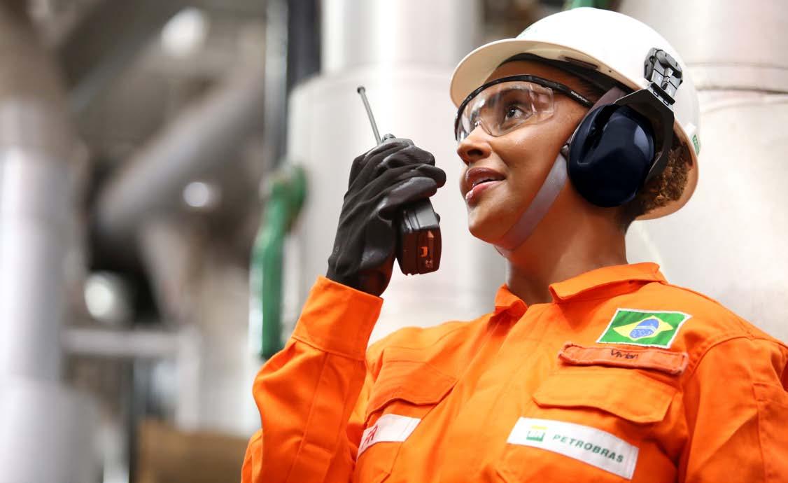 Foto de uma colaborada da Petrobras falando em um rádio de comunicação.