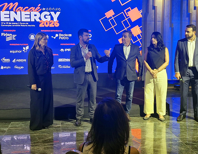 Prefeito de Macaé, Welberth Rezende falando ao público sobre o laçamento da Macaé Energy 2026.