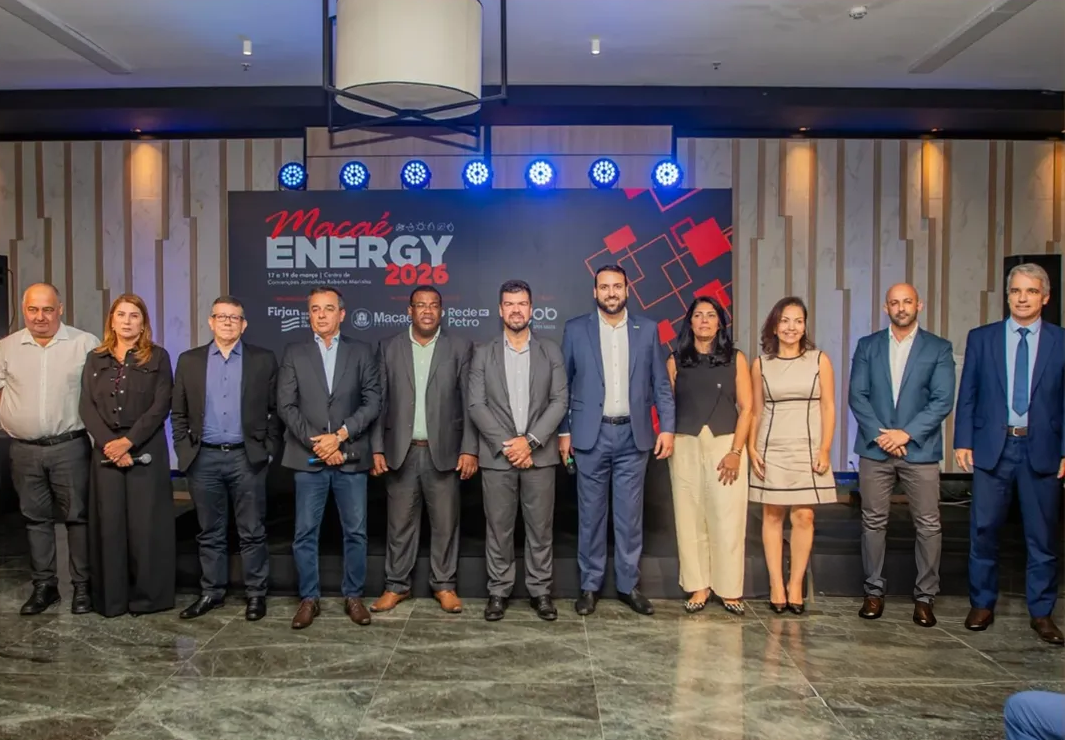 Foto das autoridades e representantes durante o lançamento da Macaé Energy 2026.