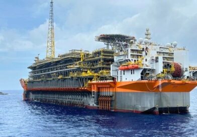 Com petróleo a US$ 90, setor de E&P pode gerar excedente de caixa de US$ 495 bilhões em 2026
