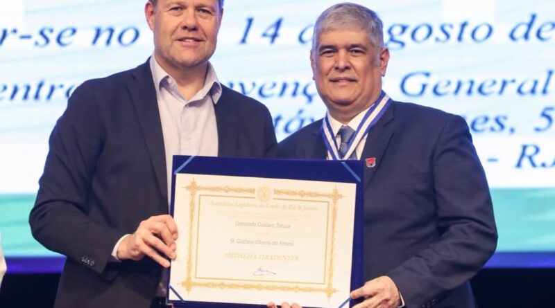 Gustavo Amaral recebe Medalha Tiradentes em cerimônia que reúne cerca de 600 pessoas em Vassouras