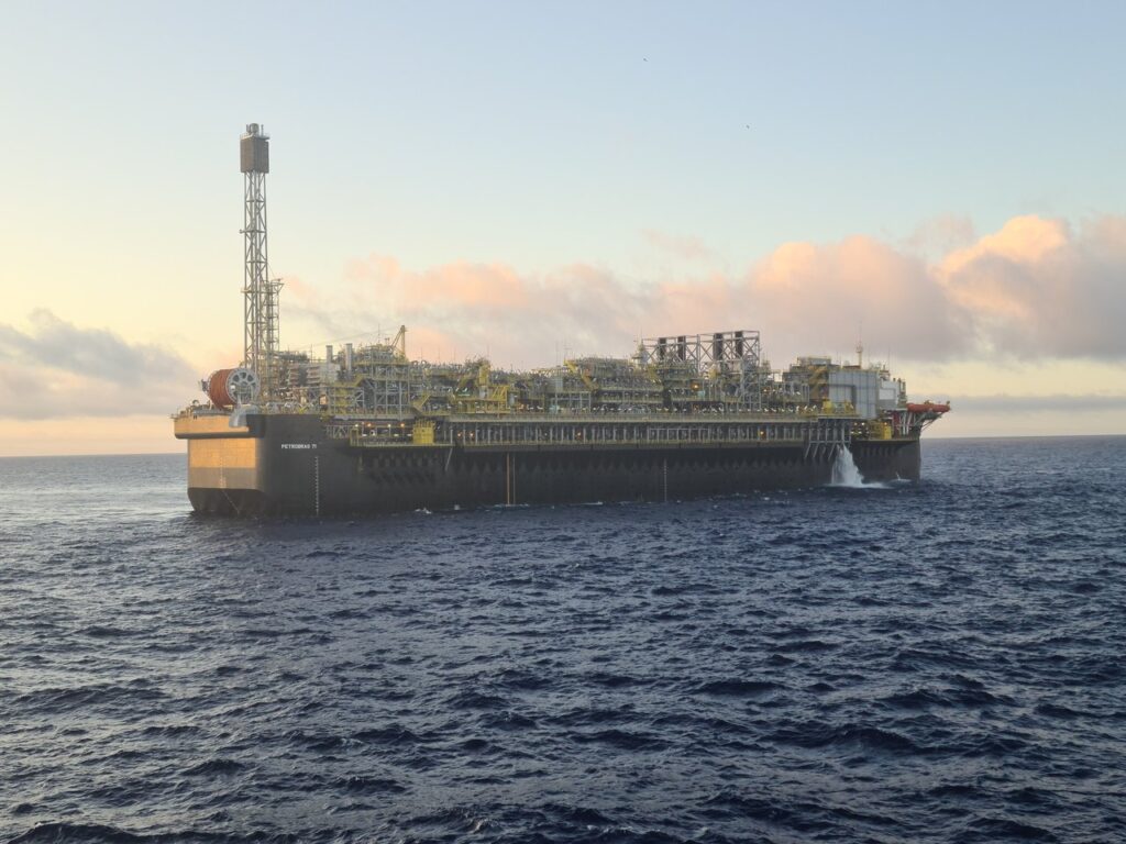 Foto do Navio Plataforma P-71 da Petrobras operando em alto mar.