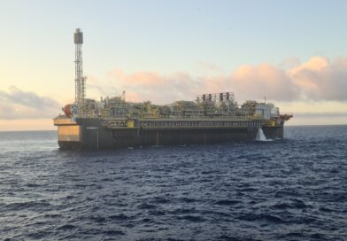 Foto do Navio Plataforma P-71 da Petrobras operando em alto mar.