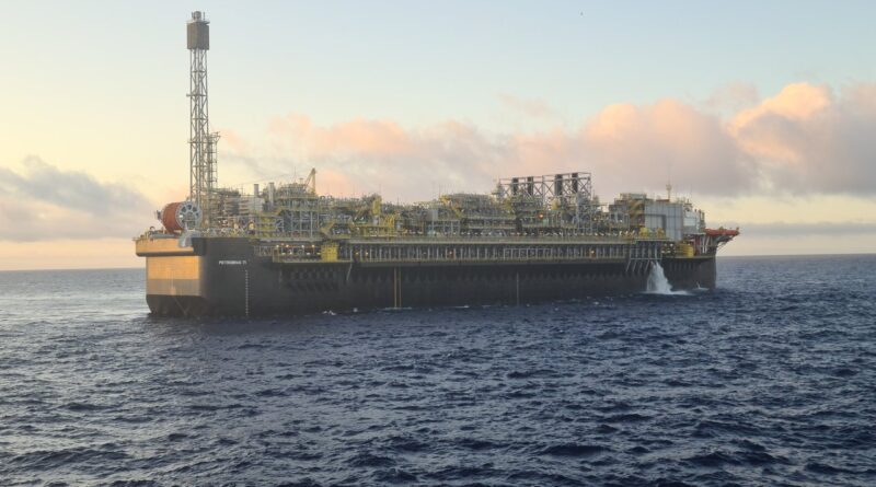 Foto do Navio Plataforma P-71 da Petrobras operando em alto mar.